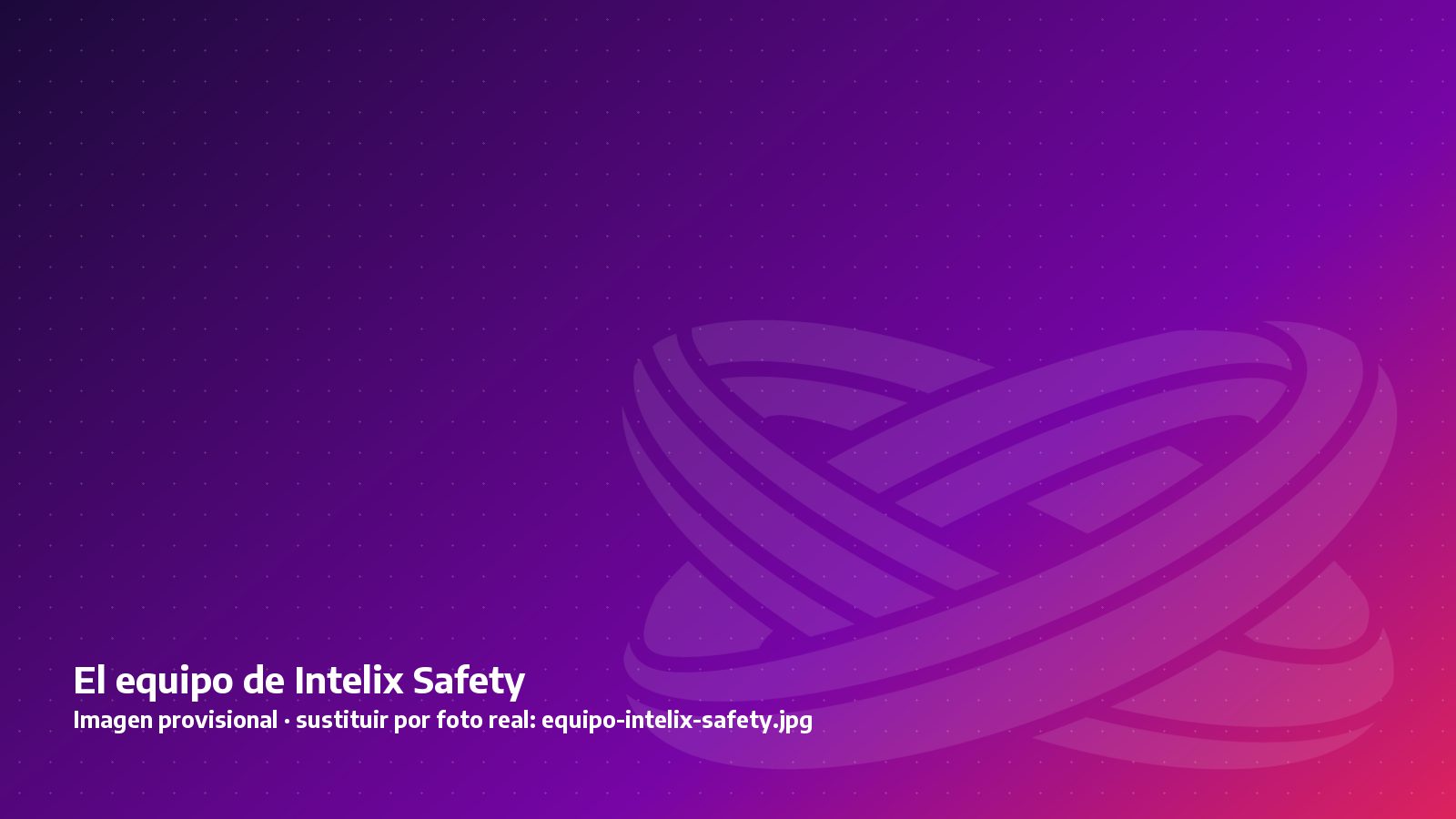 El equipo de instaladores de Intelix Safety junto a la furgoneta, delante de una instalación