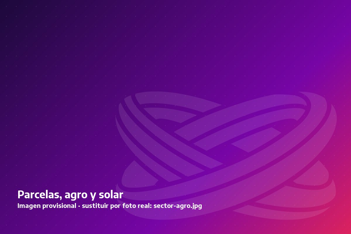 Finca con una cámara sobre mástil alimentada por panel solar, junto a una instalación fotovoltaica