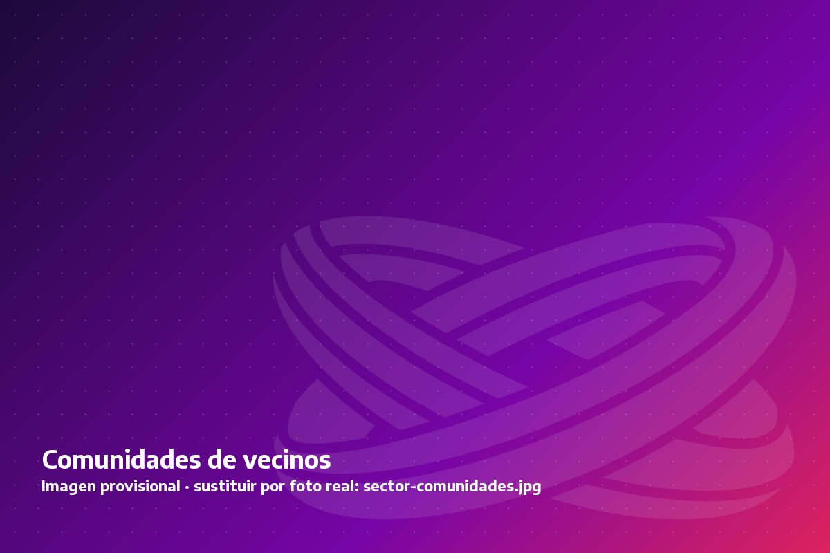 Portal de un edificio de viviendas con videoportero y cámara sobre la entrada